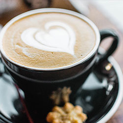 训练场边的细节被拍到：女足助教可怕的是“他不是没能力，是没位置”｜华体会评论区这句最扎心